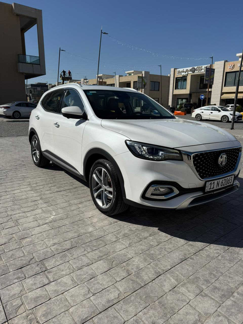 MG/ HS / TROPHY / 2021
ام جي / اج اس / تروفي / 2020 

اللون: أبيض صدفي مميز ✨
المحرك: 2000 سي سي تيربو، ماشية: 128,000 كم

فئة Trophy (أعلى مواصفات MG):
 • سقف بانوراما كامل
 • تشغيل بصمة + دخول ذكي
 • داخلية جلد لونين (جوزي + أسود)
 • شاشة Android
 • مقاعد كهربائية + ذاكرة
 • نظام كاميرات + حساسات
 • وضعيات قيادة (Eco / Normal / Sport)
 • مثبت سرعة

سيارة نظيفة و مكفولة من الضربة / الصبغ / التبديل وصيانتها كاملة بالشركة 
هزة كاملة ورقم الجديد سنوية ل2031

السعر :-123ورقة 
عنوان :- اربيل والي يشتريها اشحنها الة شحن  
التواصل :- *********** متوفر اتصال
