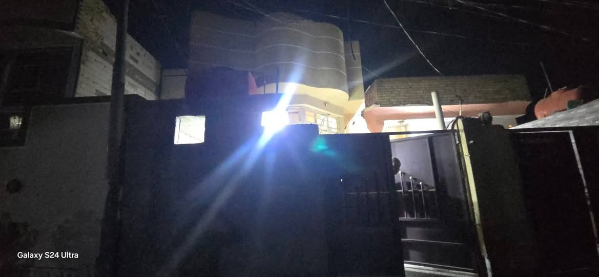 بيت. للبيع. مساحه. 125 م.  موقع ممتاز.

حي العسكري العابد. قطاع 11 يم سوك لعابد. تفتح الباب اطب بلسوك.

البيت. طابوك. كله. بناء درجه اولى. سنه البناء 2020

صب مسلح كونكريت. البيت  طابق ونص يحتوي ع غرفتين نوم  وصاله كبيرة وستقبال خارجي ومطبخ وصيحيات داخلية وخارجية ومنور داخلي.

البيت. كله حجر وسيراميك. للسكف. ومطبك كاشي من الخلفية للباب الحوش. 

لاستفسار. الاتصال. ع رقم. ***********
ومتواجد ع فيس اذا ماعدك رصيد 😅✌️
