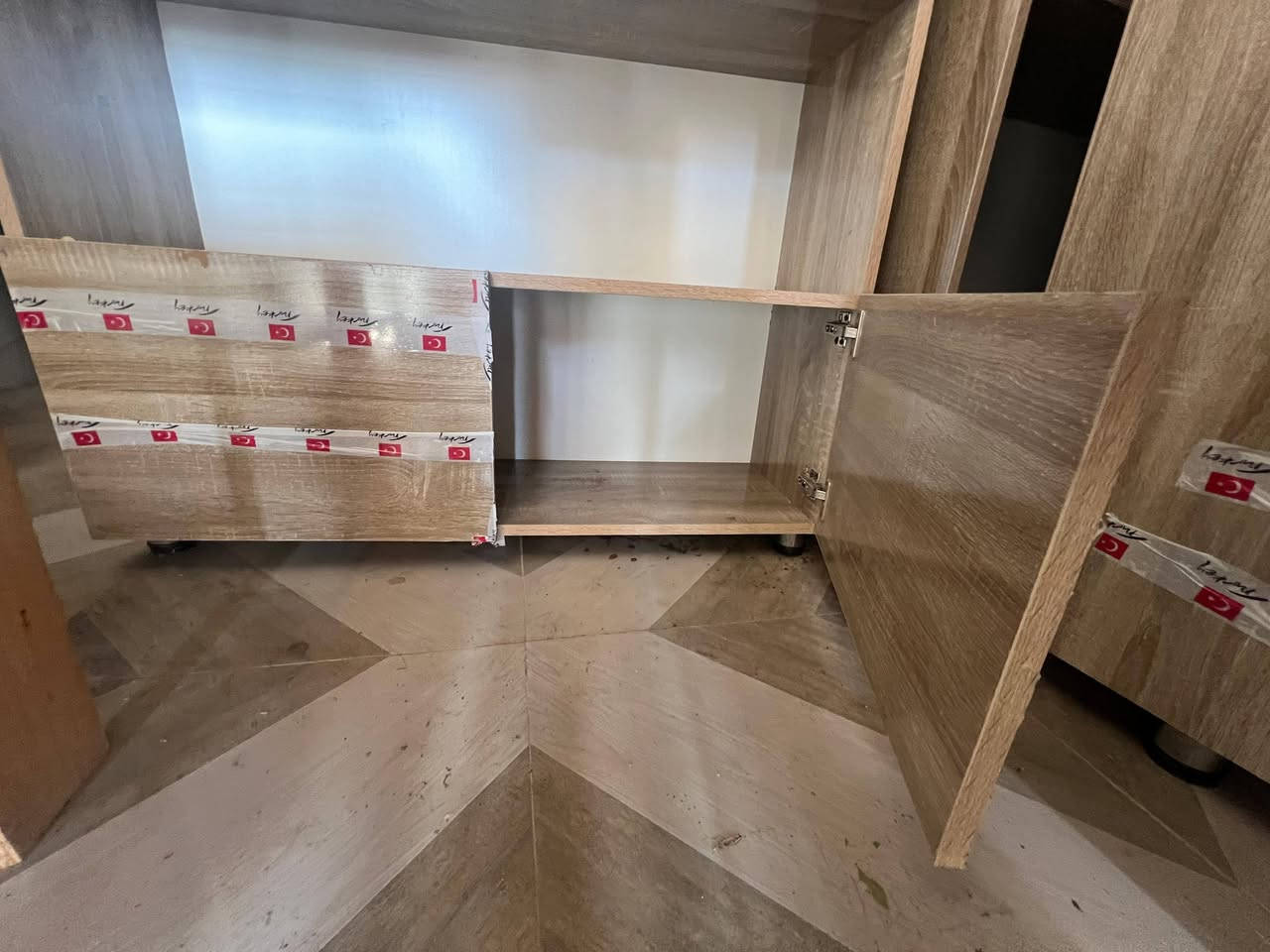 رفوف خشب
مكلف بالنشر
العدد 10 
الارتفاع 240
العرض 100
يحتوي كل رف على ست خانات
بالاضافة الى مساحة خزن
للاستفسار على الرقم
***********
