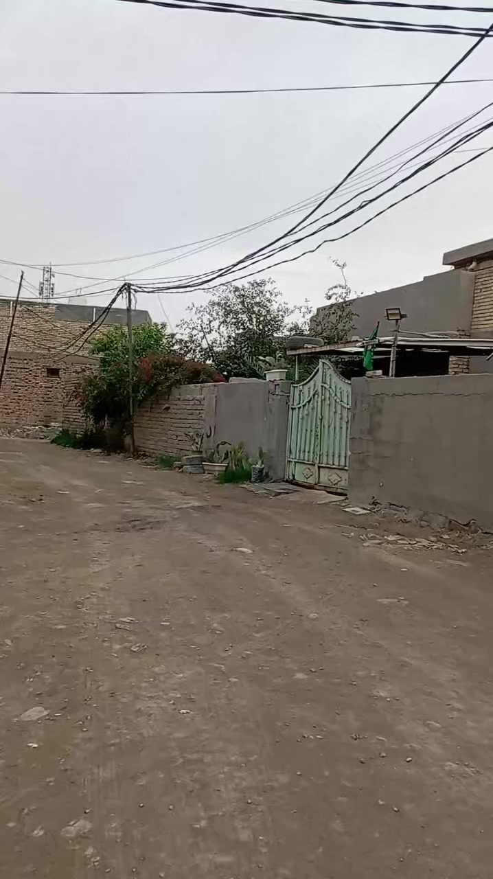 بيت للبيع السريع  مساحه 180 متر عرض الشارع 8 متر طابو زراعي سند 25 وسط حي سكني كبير  مجاري خط مولده ذهبي يبعد عن الشارع الرئيسي 110 متر باسم صاحب السند حله سيف سعد بفرع افران صمون المصطفى كما مبين بلفيديو موقع البيت يخبل   السعر67 من الاخير بدون عمله  مستعجل   اتصال ***********
