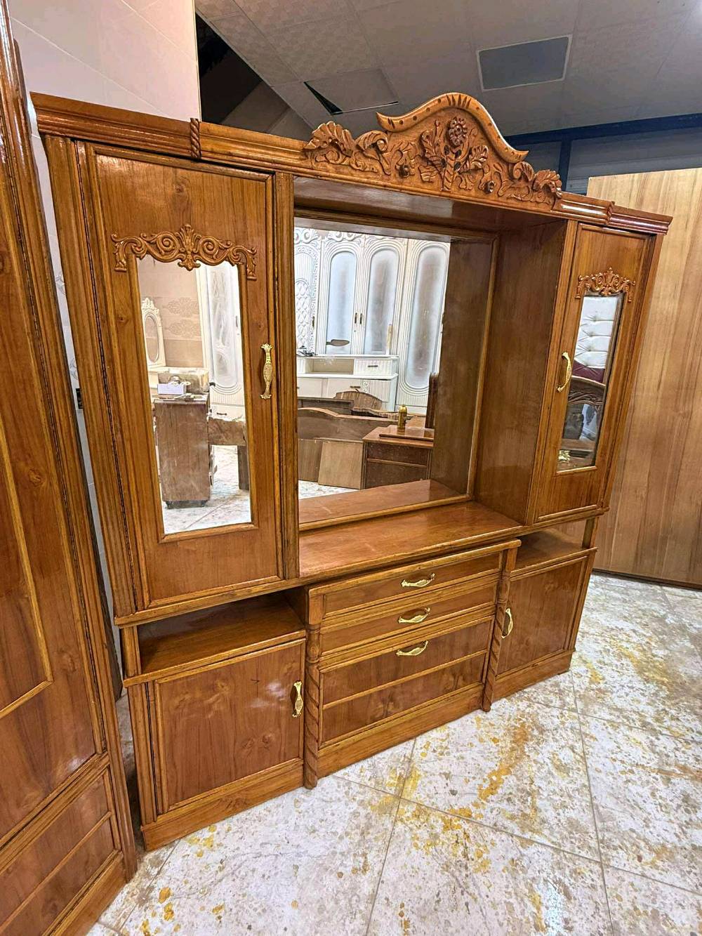 غرفه ام مسرحه صاج داخل خارج 
السعر مليون ٣٥٠ مليون ٢٥٠ قفل 
شد نقل داخل بغداد مجاني 
نضافه ٩٥
٨ قطع