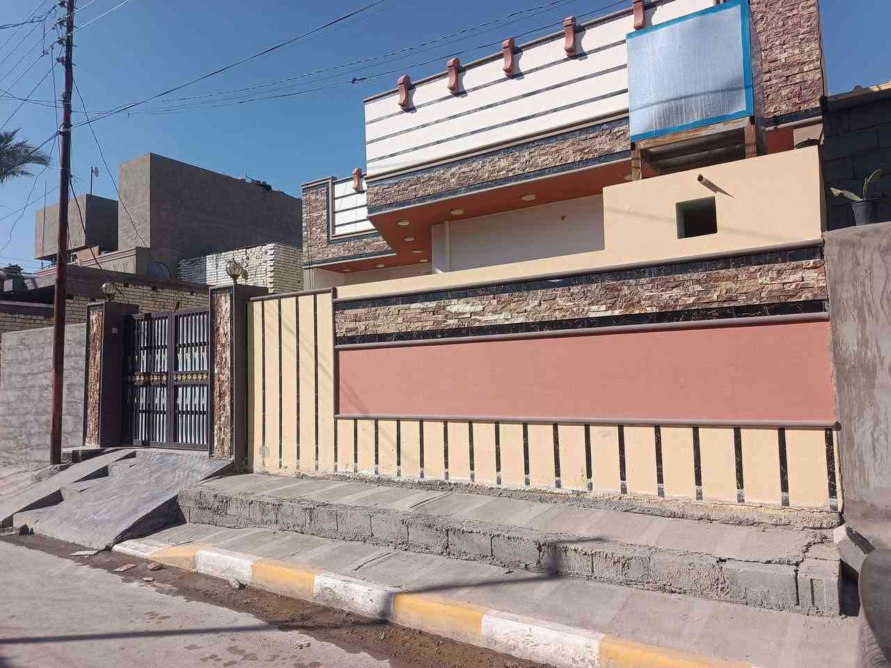 بيت للبيع 
المساحه 200 متر . طابو سند 
منطقه راقيه 
بناء طابوك جديد
مكون من غرفتين وصاله و استقبال ومنور وصحيات داخل وخارج وكراج 
شارع مبلط وخدمات جاهزه 
البيت نضيف وجاهز ومعمر من الداخل و الخارج كما موضح في الصور كامل سراميك وكلشي م ناقصه 

سبالت عدد 2 + مكيف +ماطور ماء + كاونتر 

العنوان .. 
الفلوجه _فلكه نهر فليح 
للاستفسار عن السعر مراسله على رقم 
*********** واتساب

