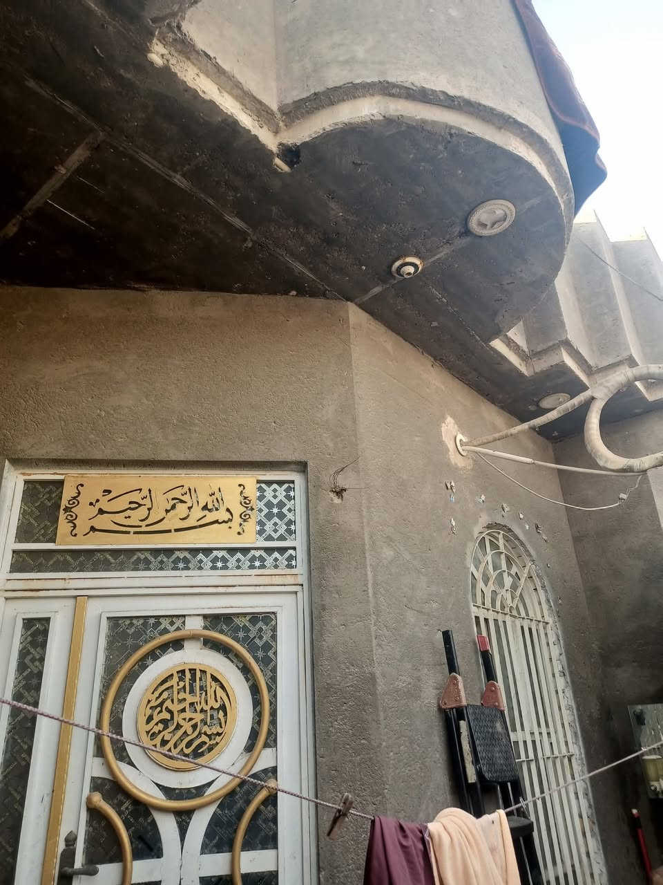 مشتمل للبيع المساحه 110 م العنوان مغربه الشيشان 2 نهايه السايدين قريب على شارع 30  للستفسار اتصل على الرقم/*********** بيت نضيف كونكريت سنه البناء 2018 يتكون من غرفه نوم صاله صحيات داخليه وخارجيه مطبخ استقبال
