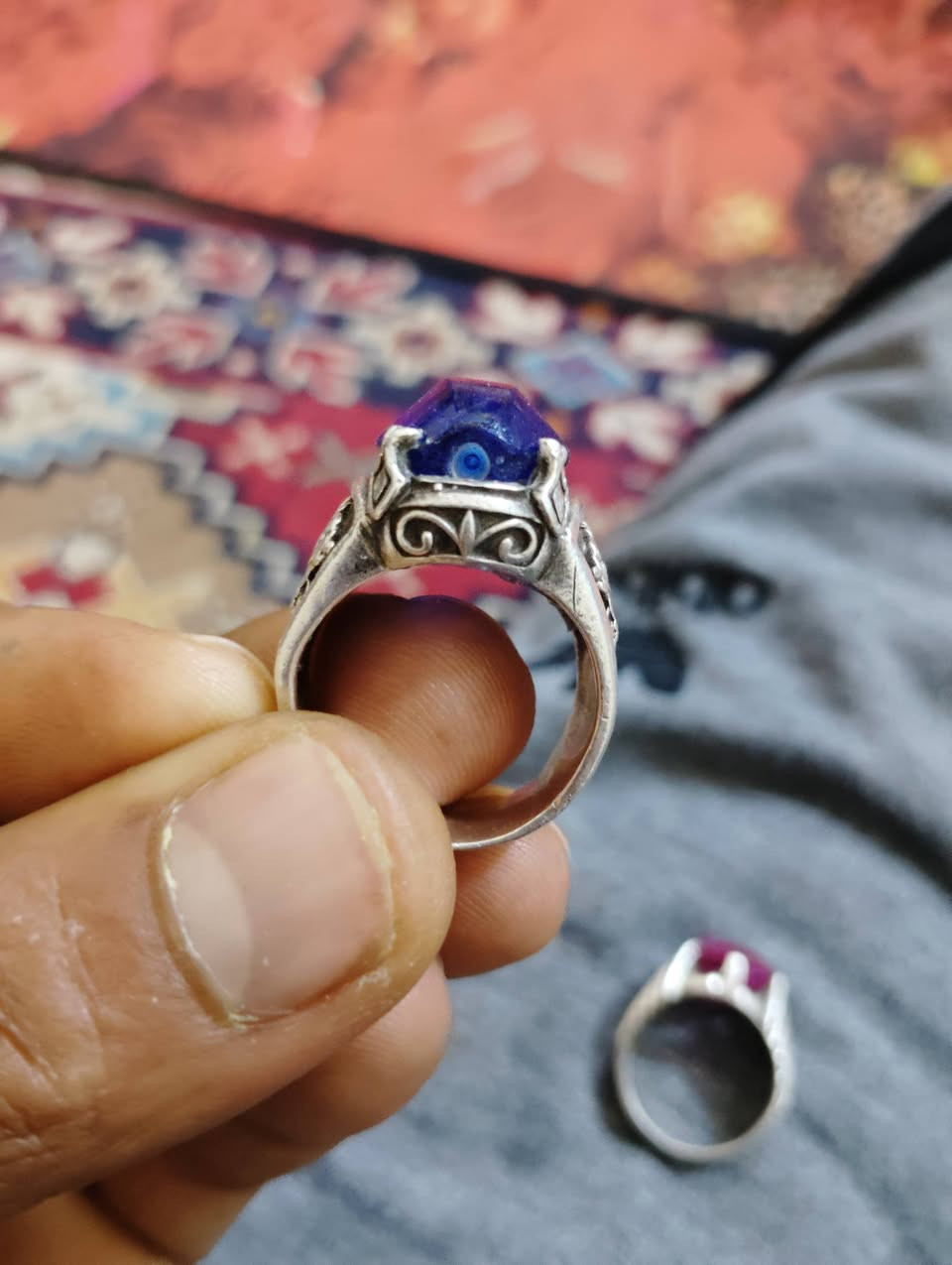 انواع من انواع البلور واليواقيت لا معروف عليها قديم سعره 500,000 مع المجال ***********
