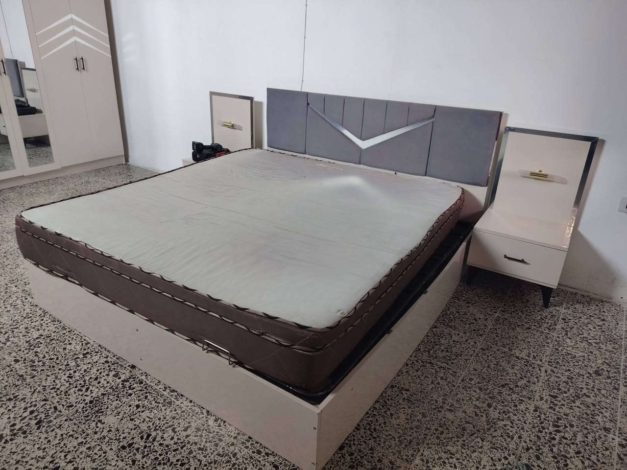 غرفه نفرين ٥قطع لبيع العنوان سرجنار شارع ابو سناء مجاور فندق برج الحياة رقم موبايل *********** وتساب
