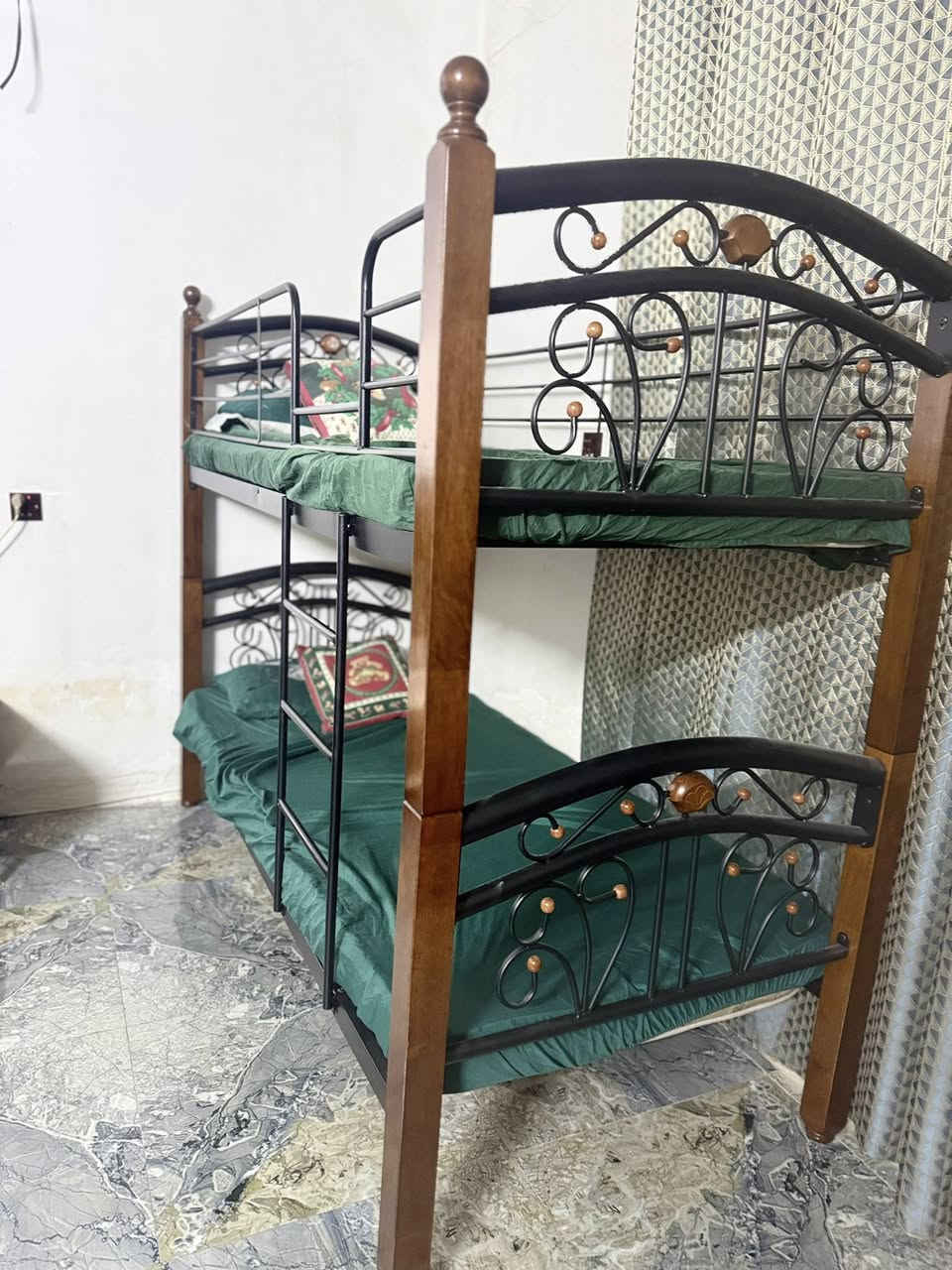 للبيع جرباية طابقين (سرير طابقين) بحالة ممتازة ✨
• مناسبة للشبابية والأطفال والكبار
 • تتحمل من عمر سنتين لحد 20 سنة
 • بيها مساند حماية بالطابق العلوي +تنفصل تصير سريرين او طابقين 
 • قوية ونظيفة وما بيها أي شخط أو ضرر

📅 مشتريها قبل أسبوع فقط
📍 المكان: بغداد – حي أور

💰 السعر: 200 ألف دينار (بيها مجال بسيط بالسعر)
أنا ماخذيها بـ 250 ألف، وموجود مثلها بالسوق.

سبب البيع: المكان عندي صغير


**إذا كنت صاحب هذا الإعلان وتريد حذفه لأي سبب، رجاءا أرسل رسالة إلى الدعم الفني**