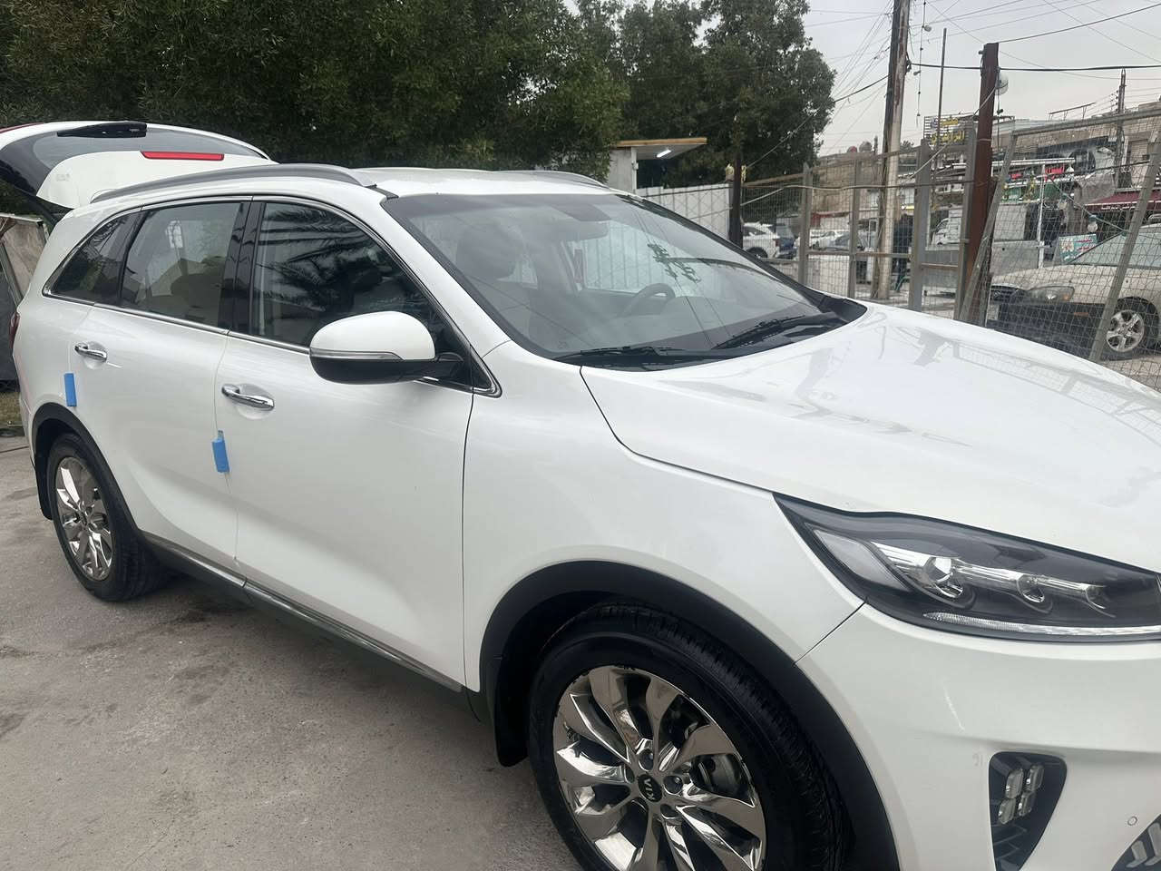 سلام عليكم 
كيا سورنتو 2020   
لايت زنون 
بصمة ترحيب 
بصمتين تشغيل 
كير مكينة مقفول 
ماشية 117  
بصمه أبواب 
جلد أصلي 
 6 سلندر ٣٥٠٠ 
٧ راكب 
٣ قطع تبريد 
ويل كروم فراشه 
اريل نفكيشن 
شاشه اصليه 
تحكمات ستيرن جهتين 
مري  شفط  
لايت زنون 
بك لايت زنون
جي بي إس 
شاحن واير ليس 
كراسي أمامي كهربائية
حساس امامي اصلي
حساس خلفي اصلي
السعر ٢٤٧ وبيهة مجال حك الجية 
عنواني قرب بوابت بغداد جديدة الشط 
***********ابو علي
