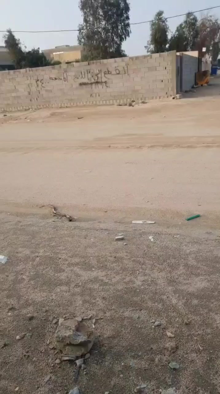 دونم زراعي ٢١٠٠  للبيع كامل او مجزأ والمراوس بأرض او سياره حديثه واجهه 30 ونزال 70  موقع مميز تجاري وسكني مسيج مع بوابه قويه الزبير المكصب شارع ابو عكاب شارع عريض 30 متر خدمات متوفره بس تشارك السعر 58 مليون بيه مجال ***********
