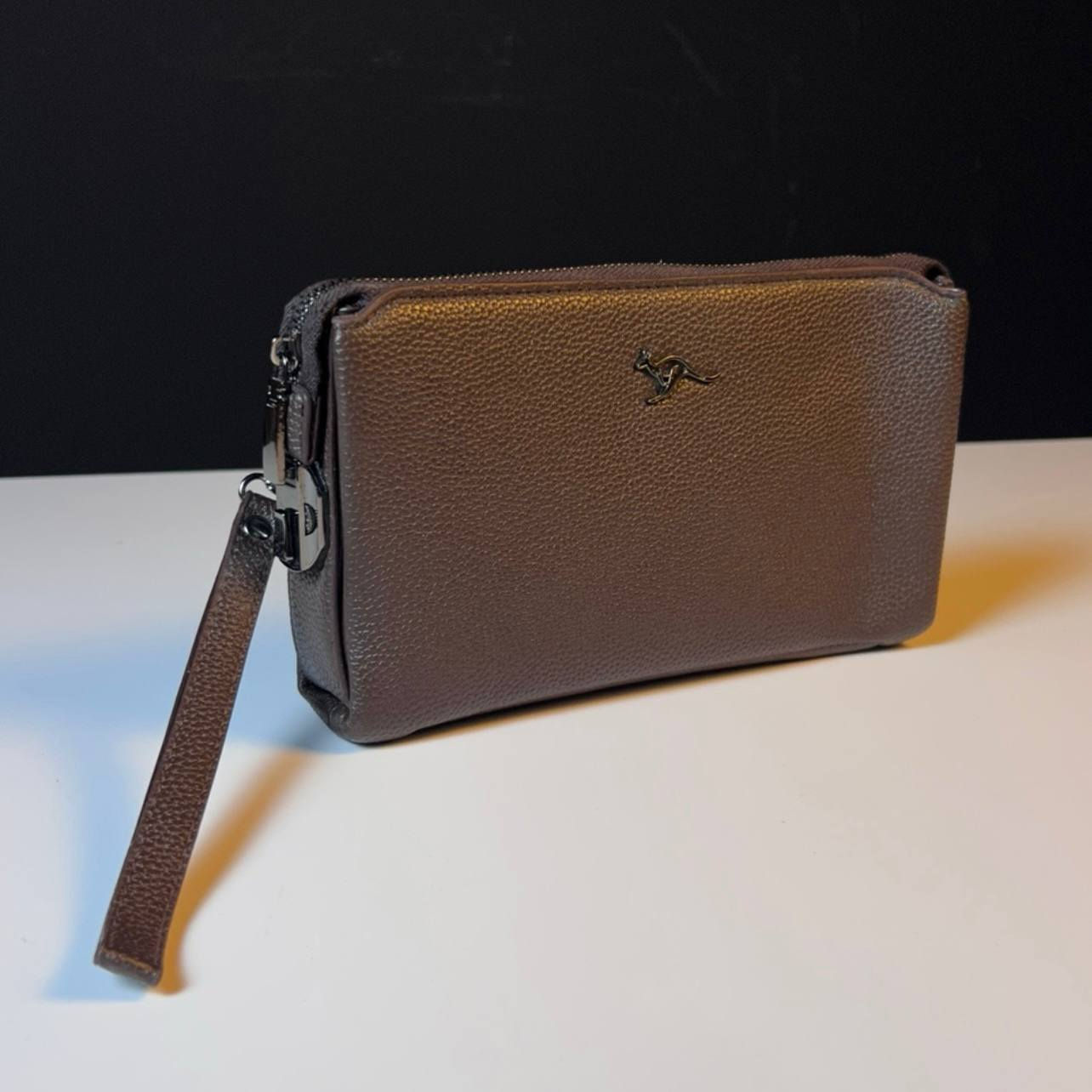 حقيبة جلد فاخرة مصنوعة من أجود أنواع الجلد الطبيعي لتمنح مظهراً أنيقاً ومتيناً في الوقت نفسه.
بني داكن أنيق يناسب جميع الإطلالات الرسمية والكاجوال.

مستطيل عصري مع مقبض علوي مريح للحمل اليومي.

مزودة بقفل معدني أنيق ومحكم لتأمين المقتنيات بأمان تام.

لمسات معدنية لامعة تضيف فخامة وأناقة للحقيبة.

مثالية لحمل المستندات، الأجهزة اللوحية، أو الاستخدام اليومي العصري مع وجود جيوب داخلية.

تجمع بين الفخامة، العملية، والمتانة في تصميم واحد يليق بالذوق الرفيع


**إذا كنت صاحب هذا الإعلان وتريد حذفه لأي سبب، رجاءا أرسل رسالة إلى الدعم الفني**