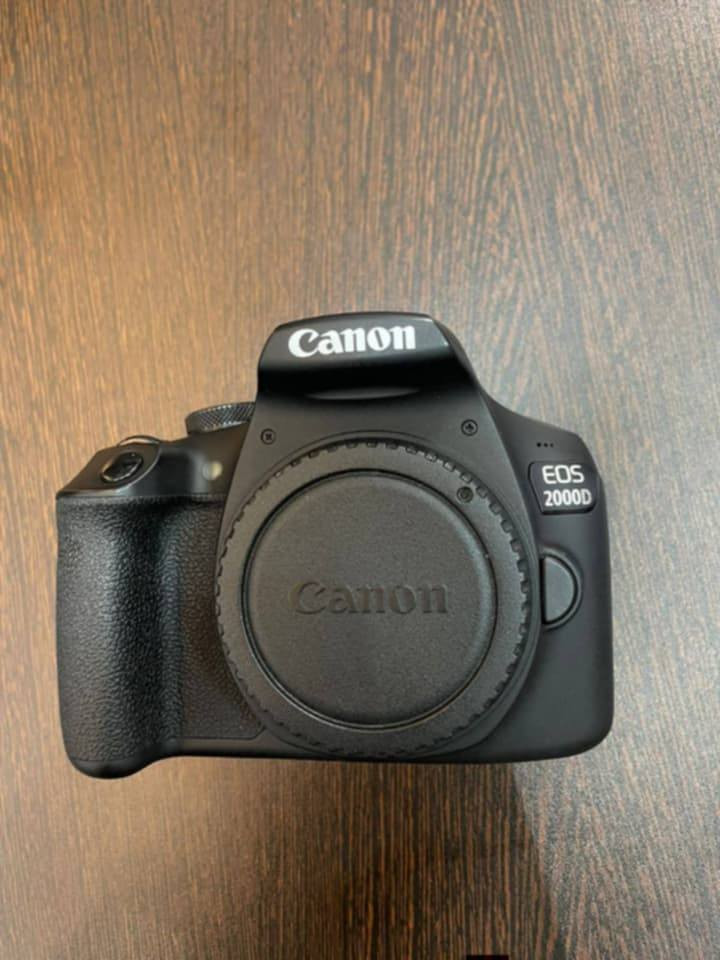 كانون D2000
كامل ملحقاته 
شاحنه وبطاريه وحزام وعدسته الاصليه 18 55 
وكارتونه سعر 325 الف بيه مجال 
#وتساب ***********
