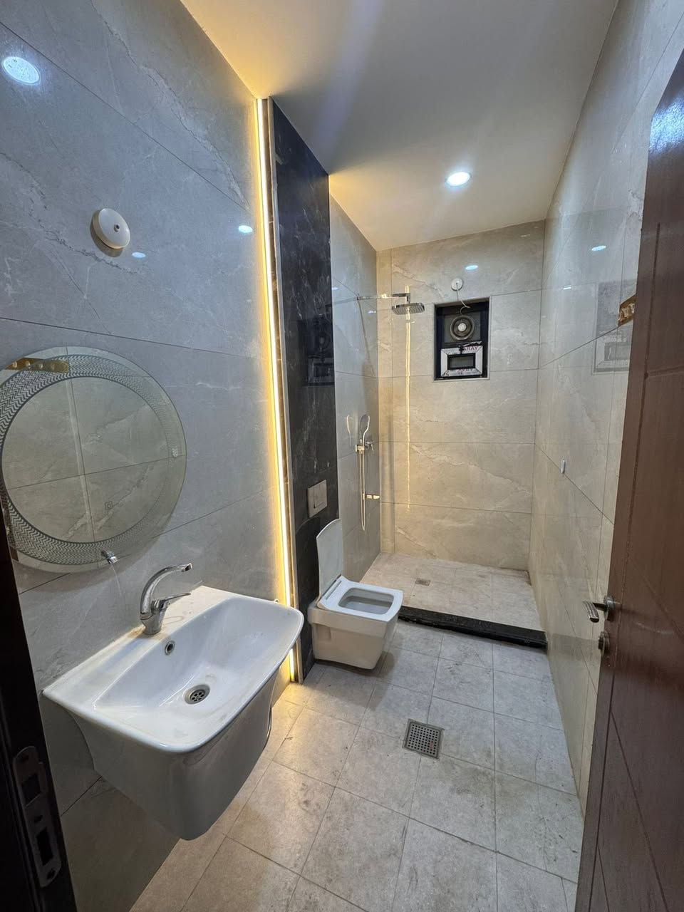 #لـلايـجـار فـي السيـديـة

بيت مودرن 90م يحتوي على 
ثلاث طوابق اربع غرف نوم وصالة ومطبخ وخدمات صحيـة .

يسلم الدار مصبوغ كامل بدون اي نقص . 

لـلاستفسار : *********** متوفر واتساب .

بأمكانك عرض عقارك عندنا 
زبائننا الكرام نستقبل كافة عروضكم وطلباتكم 

#مكتب_القيسي_للعقار_والأعمار
شارع المركز مقابل مستلزمات التفاح الاخضر .
