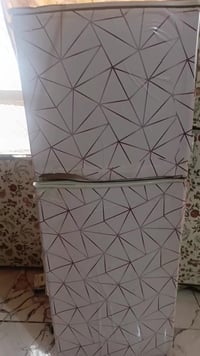 ثلاجه لبيع نضيفه شغاله السعر 75يتصل ع 07845073903