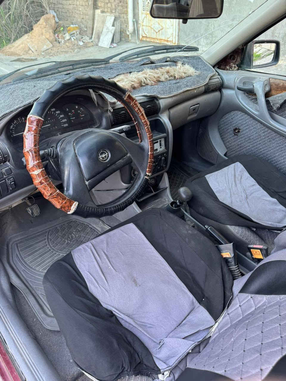 السلام عليكم للبيع  اوبل استرة 92 بسمي سيارة كاملة مناقصها شي فقط صدرها الامامي تعبان  محرك وكير خير من الله شغالة سيارة مال كراب والكل يعرف الاوبل  سنوية 26/3 تسقط اي استفسار هذا رقمي واني حاظر ...***********.
