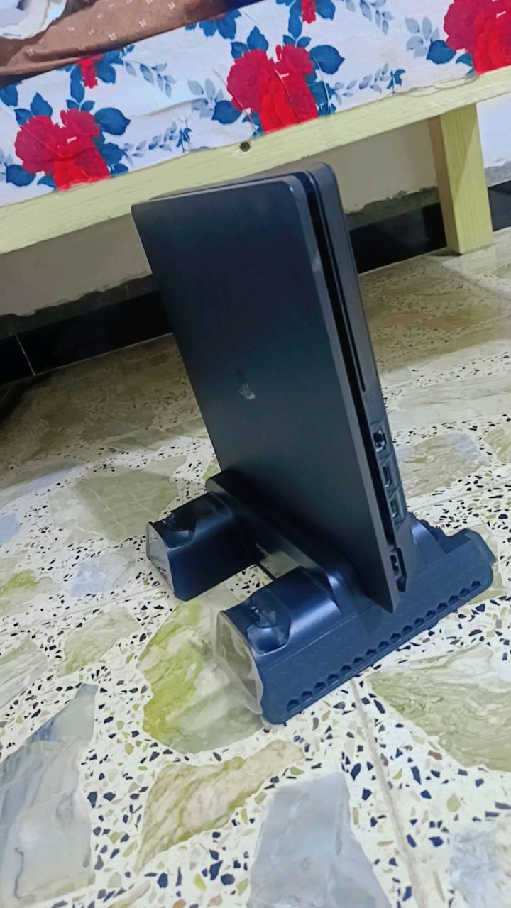 سلام عليكم بلي فور سلم ذاكرة نص تيرا نضافة 99 يحتوي على 1 يدة اصلي 1 يدة تجاري + UBS + 2 العاب 1 جي تي اي 5 +1 لعبة هورايزون + حامل بلي ستيشن 4 مع تبريد مروحيات من ال اسفل السعر 370 ضمان 10 ايام يوجد توصيل المكان بغداد شرط بعدة لك ***********