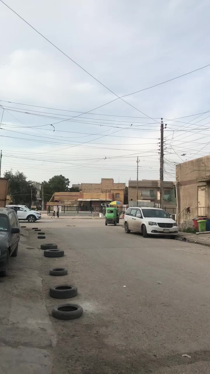 السلام عليكم 
بيت للبيع مساحته 200 متر
يحتوي على طابقين 
شارع عرض 15 
طابق الاول يحتوي على مطبخ + غرف 2 وصاله وخدمات وترك
طابق ثاني يحتوي على غرف 2 + وخدمات وسطح + مطبخ  + سطح ثالث 
العنوان  بغداد الدوره ابو دشير شارع الصيرفه 
للاستفسار 
***********
لا يتواجد فيس
