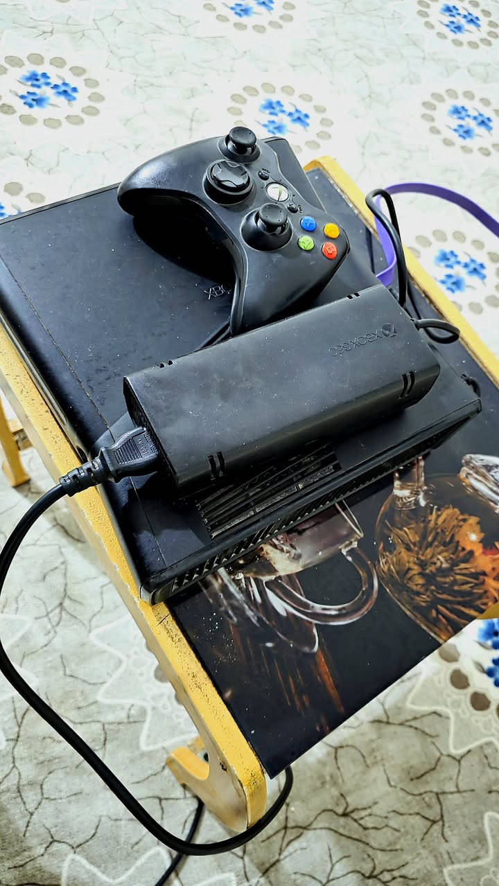 السلام عليكم
Xbox 360 سعر 80 الف 
جهاز مهكر نضيف كلشي شغال بي 
جوستك واحد اصلي 
و عندي ثنين تجاري عطلانات عوزهم بس واير يعني تصليحهم ثنينهم 5 الف  مكاني ناصرية  
*********** رقم تلفون
