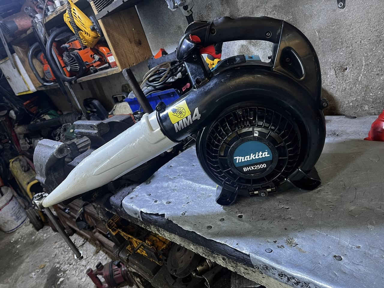 السلام عليكم منفاخ مال هواء للبيع ماكيتا اصلي غير مشتغل جديد ولفات دهن وحد وبانزين وحد السعر١١٠وبي مجال بغداد***********
