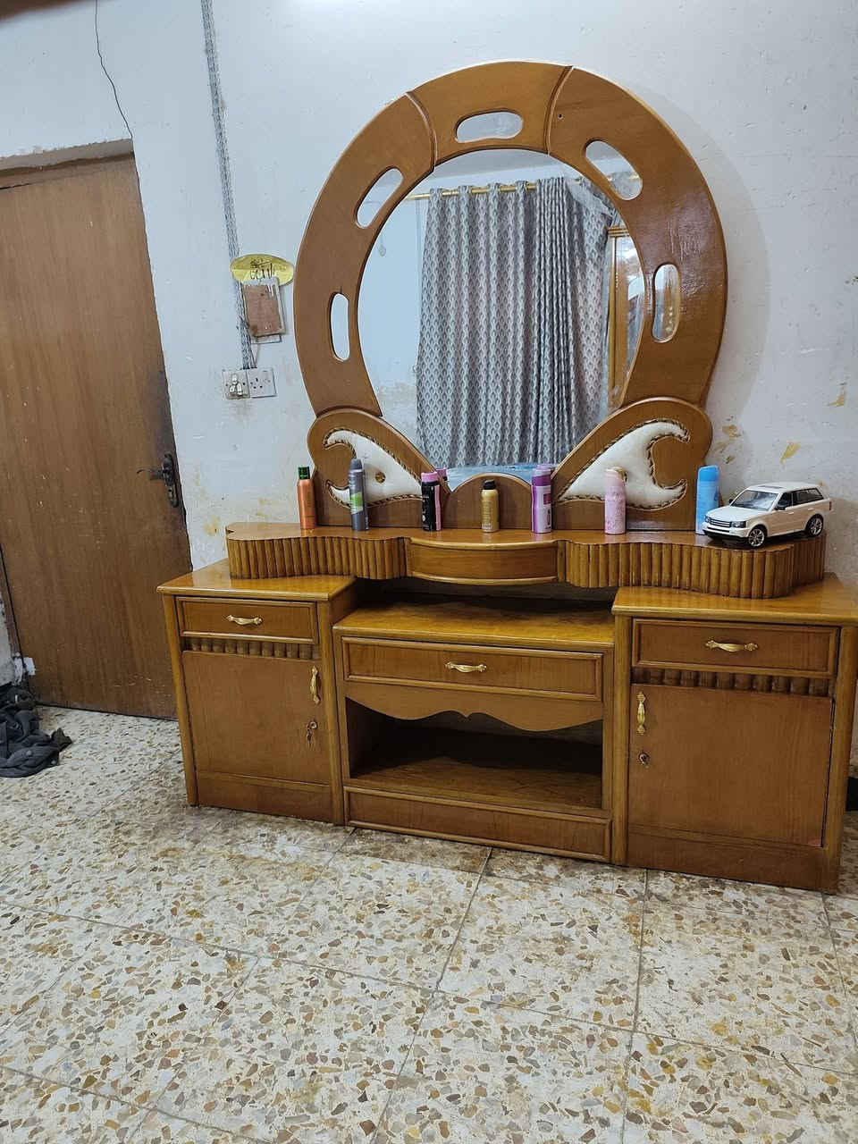 غرفة نوم للبيع مع الدوشك تسكام صاج داخل وخارج ضهر جرجوبة مابيها اي ضرر مكاني حلة شارع 80 قرب مدينة ألعاب ارض بابل ***********
