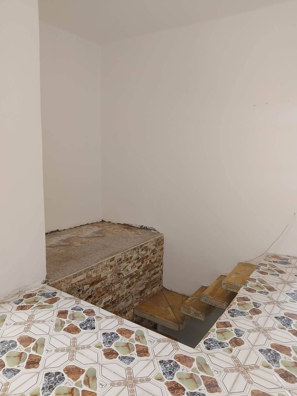 بيت في حي الحضارة المساحه ١٠٠م يحتوي على استقبال وصاله ومطبخ وغرفة نوم الطابق الثاني غرفة نوم وصاله بناء حديث وجه على ساحة خلف مدرسة العبير البيت حاليا فارغ تجي وتكعد بيه مابيه نقص
*********** واتساب
***********
