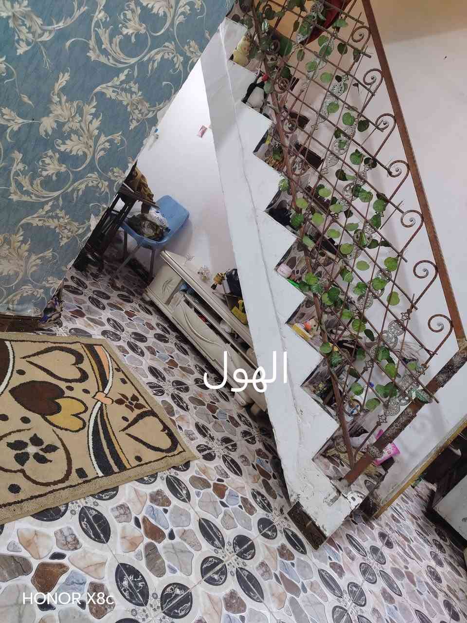 السلام عليكم بيت للبيع في الصالحيه شارع القائد قرب ديوان عباده بيت خلفي مساحته 100م بناء حديث كونكريت مسلح يحتوي على غرفة واحدة واستقبال ومطبخ ومنور وصحيات وهول للاستفسار الاتصال على الرقم ***********. السعر 130 وبيه مجال
