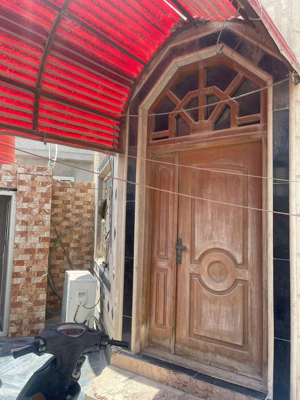 السلام عليكم بيت للبيع ابو لخصيب الفيه شارع سيد غريب يبعد عن شارع ابو لخصيب كيلو ونفس شارع مالته يطلع ع فوك ع لبهادريه مساحه 160 زراعي طابقين يحتوي ع 3 غرف وحده جوه وصاله ومطبخ ودوانيه وطابق ثاني بي غرفتين وتكدر تبني بعد غرفتين سعر 135 استفسار ***********
