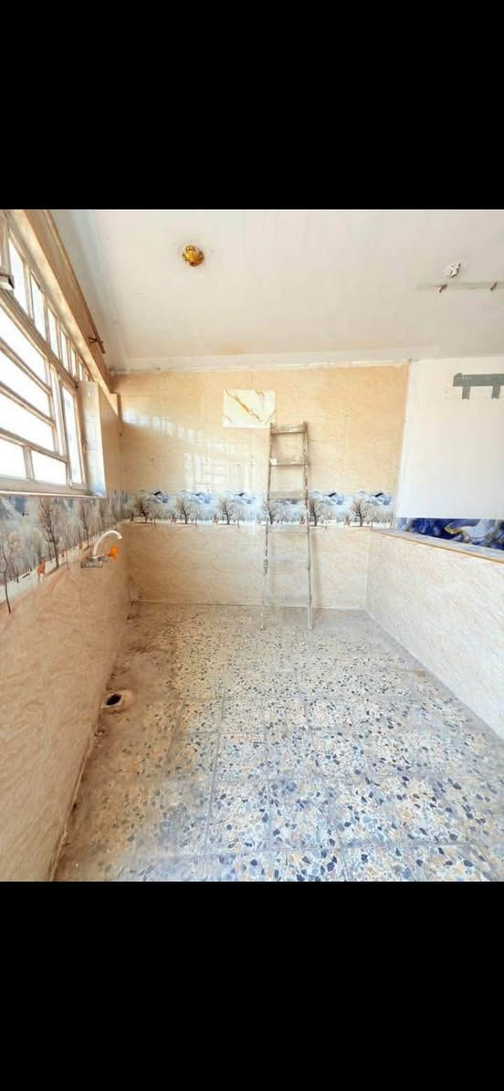 🛑مشتمل للايجار 
مساحه 100متر 
طابق واحد 2غرف نوم وكلدور واستقبال ومطبخ ومجمع صحيات 
حي الحسين قريب عله شارع السندباد 
للاتصال 
***********
مراجعة مكتب عقارات الزيتون شارع60مقابيل مدينة حمورابي مدخل حي الحسين
