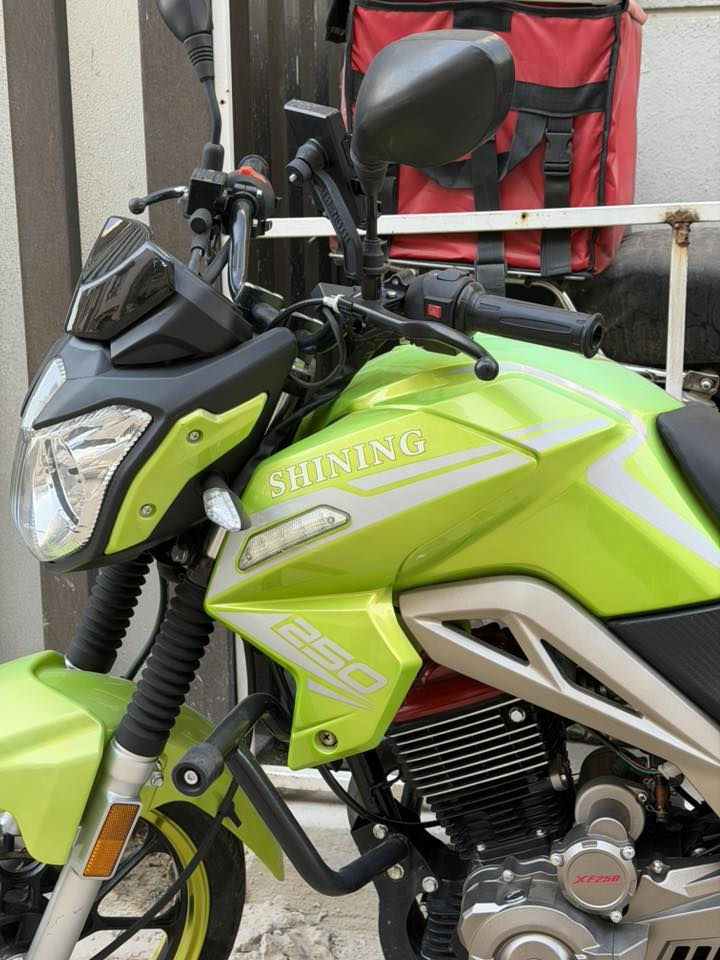 السلام عليكم دراجه شايننك للبيع موديل ٢٠٢٣ المحرك ممفتوح اي شي بيها ممفتوح ماشية ٩ الاف قليل ما مشتغل بيها دلفر فقط اروح واجي للشغل مكاني زيونة  ‭٠٧٧٣ ٠٠٢ ٧٧٠٢‬  السعر مليونين اذا شراي اتصل وشكرا
