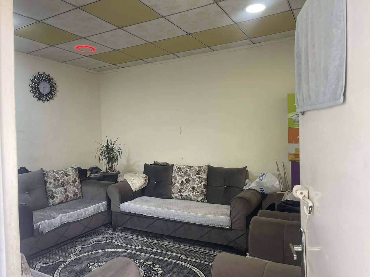 دار للبيع بسعر جدآ مناسب 
موقع/حي الاعلام 
مساحة/١٥٠م 
واجهه/٧ونص 
طابق واحد يحتوي على غرفتين نوم هول مطبخ استقبال صحيات كراج سياره الاستفسار مراسله صفحة او الاتصال على الأرقام التالية 
***********
***********ابوايمن 
***********ابوراكان 
يستقبل مكتب قصر النيل العروض السكنية وا تجارية وا زراعيه يوجد لدينا مقاولات باكادر هندسي متخصص في مجال البناء يوجد لدينا محامين متميزين في كافه القضايه عنوان المكتب موصل حي النور مقابل المستوصف مكتب قصر النيل
