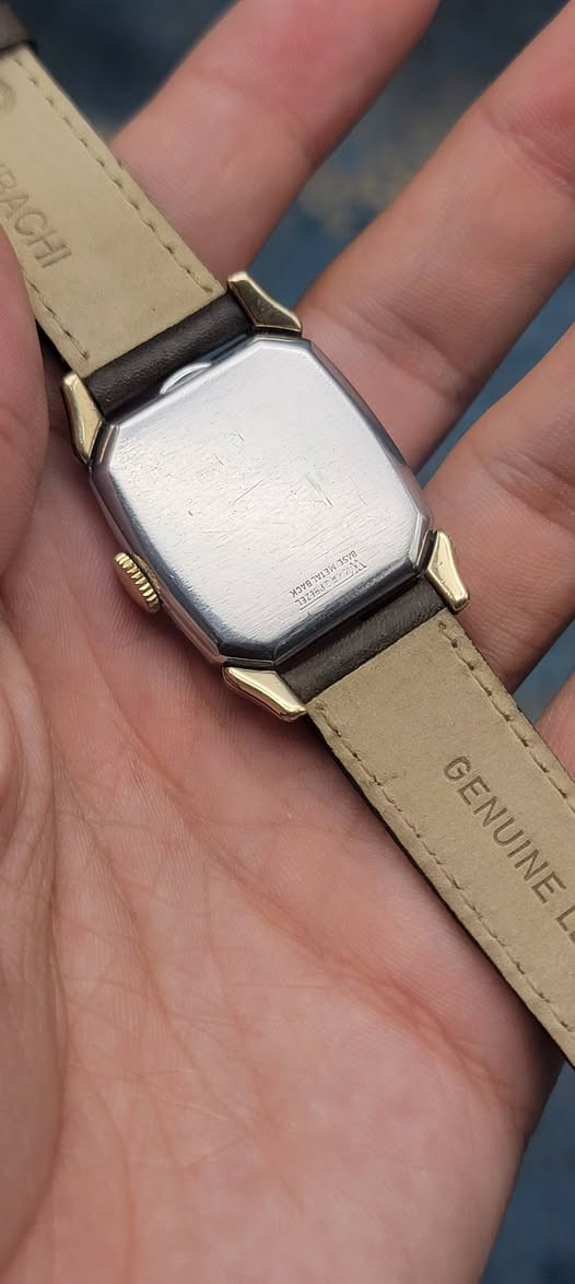 LORD ELGIN (1949) 
model 6717 
15 حجر 
سنتر ثواني منفصل 
صناعة أمريكي بنظام عمل تكويك 
سير جلد طبيعي مستبدل 
أبعاد ٢٥.٧ × ٣٦.٣ مم 
السعر ١٤٠ الف دينار

*********** 

#seiko #elgin #watches #omega
