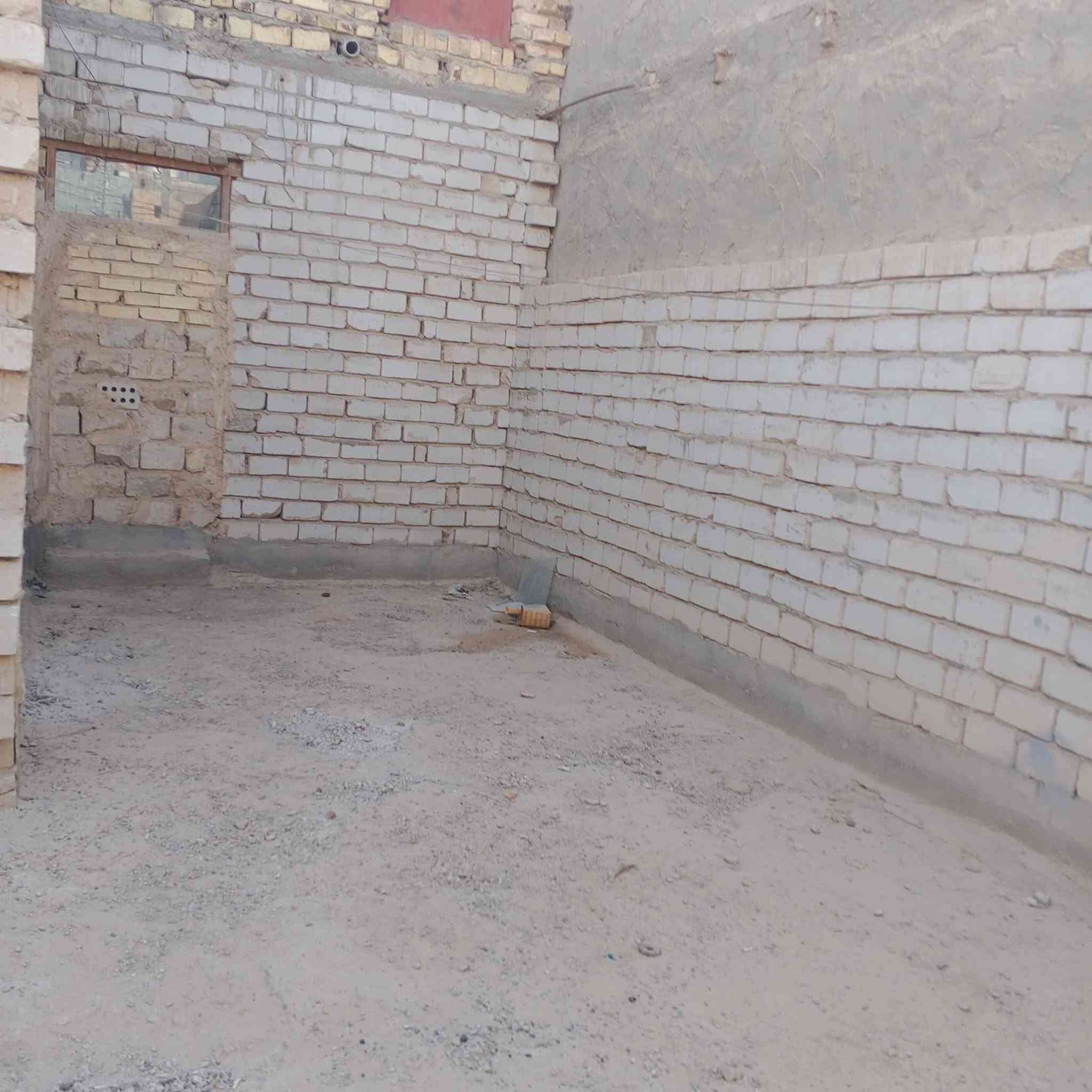 سلام عليكم بيت للبيع مساحه 100مترالبراكيه في شارع المطار القديم للفرع المقابيل حلاقه  مركز ابو هلال بي غرفه وصاله ومطبخ وصحيات واستقبال على النص ما كامل الاستفسار اكثر الاتصال على الرقم ***********السعر24بي مجال نقدي ويرهم إقصاد
