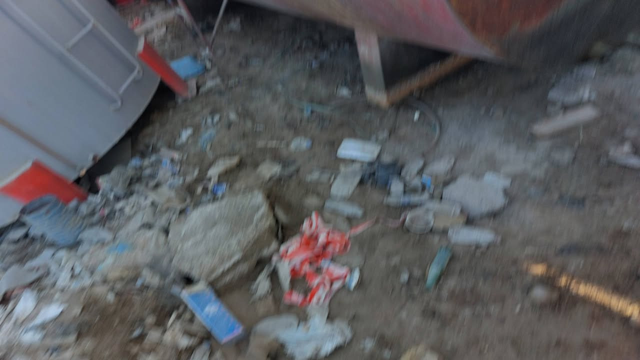 خزنات مستعملات ١٥ الف. و١٠ الف ٦مليم كلش نضيفات للبيع مكاني الصناعي بغداد ***********
