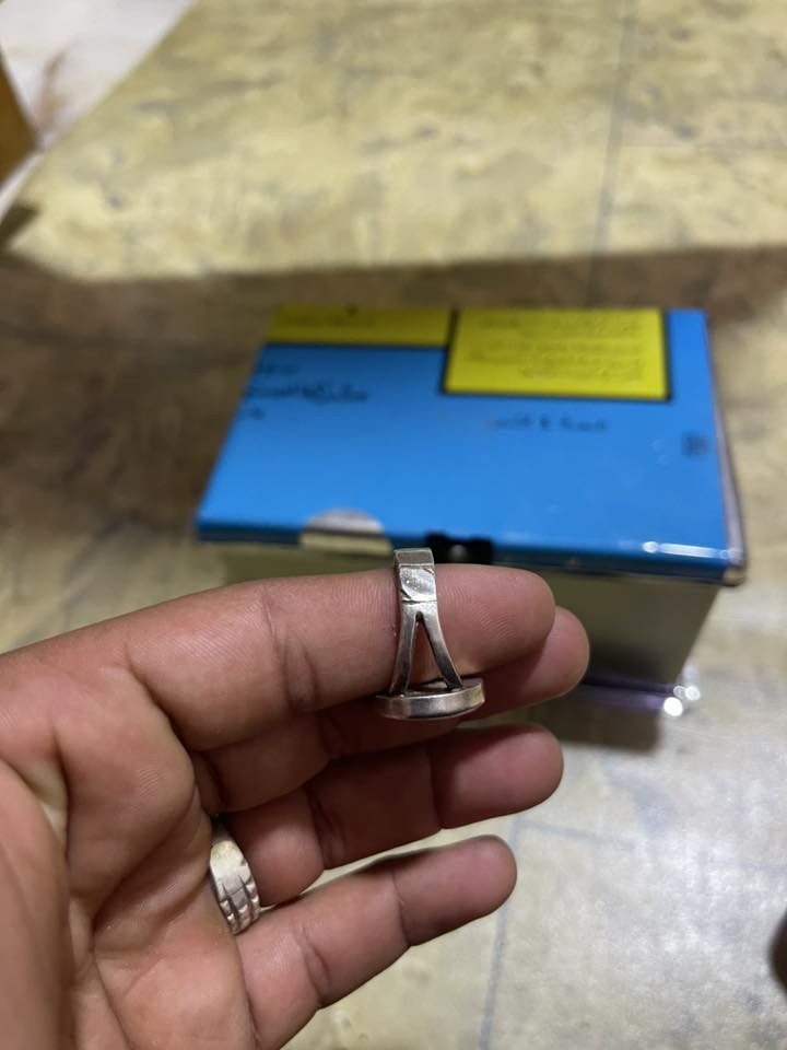 يالله سلام عليكم محابس للبيع واحد عطف بري قديم والثاني عطف بحري والثالث فيروز نيشابوري اصلي ذمه وحجرات سليمانيات قديمات للعلم المحابس كلهن صياغه يدويه مال النجف فضه عيار ٩٢٥الاستفسار على الرقم ***********
