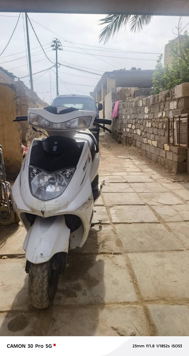 للبيع مامفتوحه دراجه خرسه المكينه وشلعه تشلع شلع نكره سلف ترايك وين ماتريد دراجه 
نضيفه كلش مكانها مشخاب ناحية القادسيه اليريدها يتصل *********** السعر ٣٠٠ مال جناي الله
