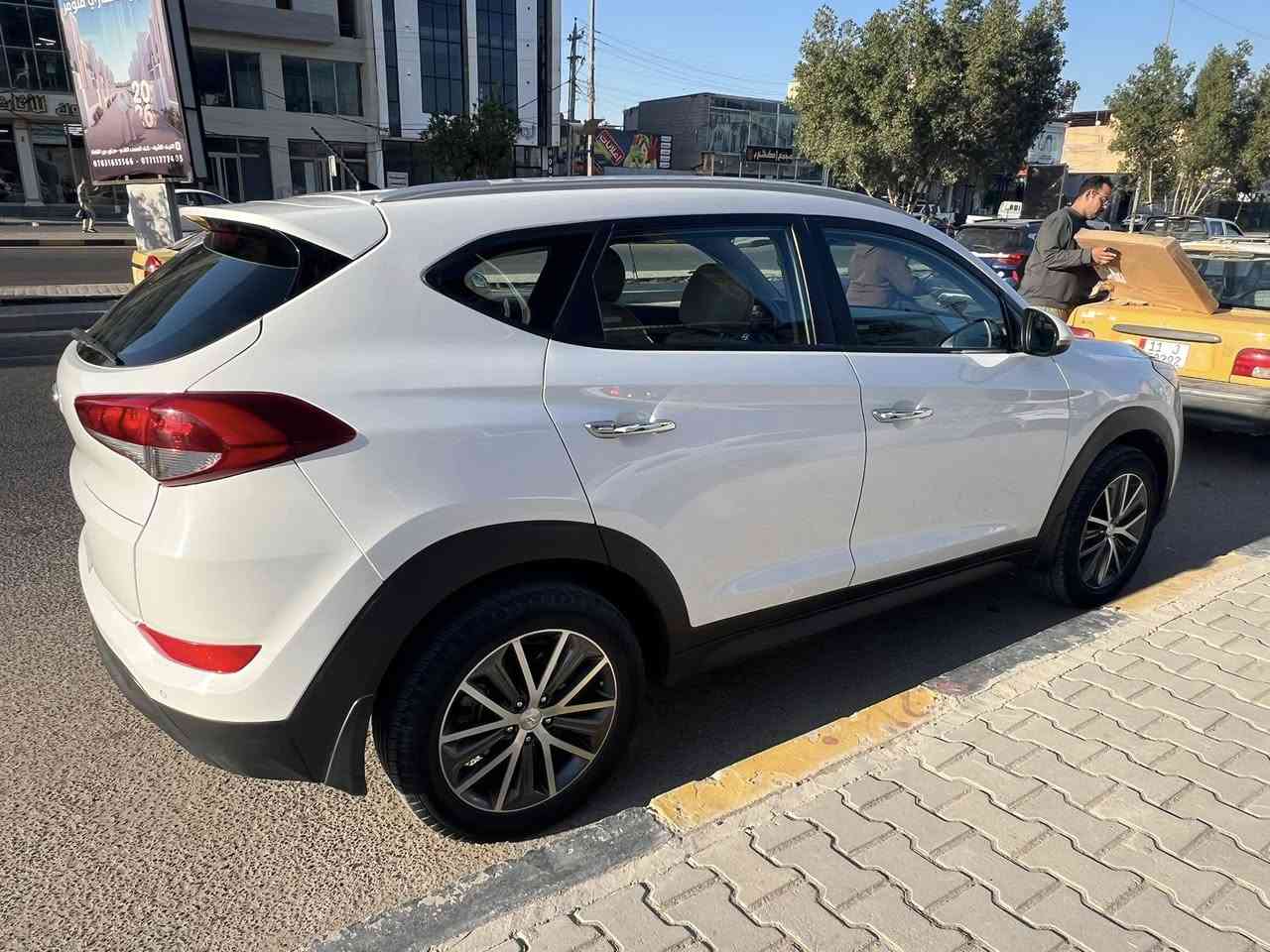 توكسان موديل 2018 خليجية
كفاله عامة السيارة فقط بارد كلش قليل ماشيه 91 
رقم اربيل تحويل او وكالة 
سنويه وهزه ورقم جدد لحد 31 
مكينة 2000 فول مواصفات عدا البانوراما 
تحكمات ستيرن 
مري شفط 
اشاير بالمري قطعتين تبريد 
لايت لد ويل كروم شاشة حساسات خلفية سايد بريك رجل 
السعر 175 مجال حك الجيه
للاستفسار  مكاني نجف 
***********
