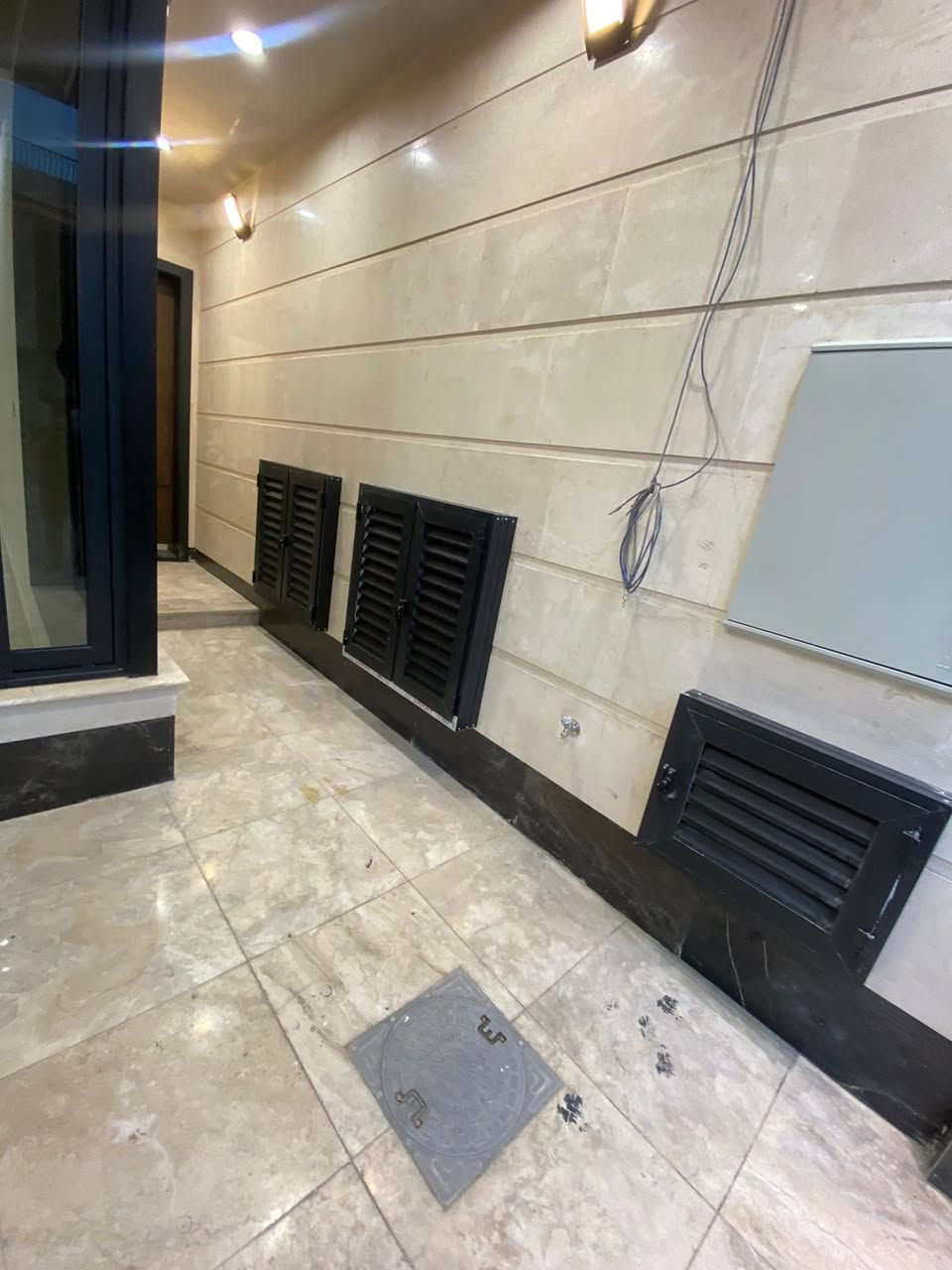 🔱لـــلـــبــيــع في الــسـيـديـة 🔱

📍موقع السيدية الظباط خاف جامع الاقصى 

🏠مساحة 130 متر واجهه 6،5 نزال 20 

شارع 15 رصيف 2 متر 

جديد ممسكون بناء سنه 2025 

يتكون من مدخلين 

مطبخ صاله +خدمات الى الصاله جلسه وغرفه نوم سويت

الطابق الثاني ثلاثه نوم خدمات عدد ثلاثه 

الطابق الثالث غرفه نوم صاله مطبخ خدمات عدد 2 

واجهه مـرمـر 

ارضيه مرمر 

باب داخل تفصال 

باب قاصه 

سبالت دفن 

كامرات دفن 

خزان ماء عدد 3 

سخانات عدد 3 

🔴 نكفيك عناء البحث ✔️ لتمتلك عقارك

عندك بيت 🏠 وحاير شلون تبيعه نحن نجيبلك المشتري وبسعر الذي يناسبك

عندك بناء 🏗️ وما عندك وقت تبني نحن نبني لك بأسعار تنافسيه وبكوادر هندسيه مع توثيق مراحل العمل بالتصوير حتى تكون مطمئن

عندك عقار تريد تستثمرة ومتعرف شلون ❗️

تكدر كلشي تسوي تبيع وتشتري وتستثمر وأنت مطمئن 💯

‏‎💰 التعامل والتفاوض مباشر مع صاحب العقار 

للاستفسار /

مكتب رافدين الخير للوساطة العقارية 

السيدية _شارع العلوة_مجاور مطعم سماش

هـ/***********
