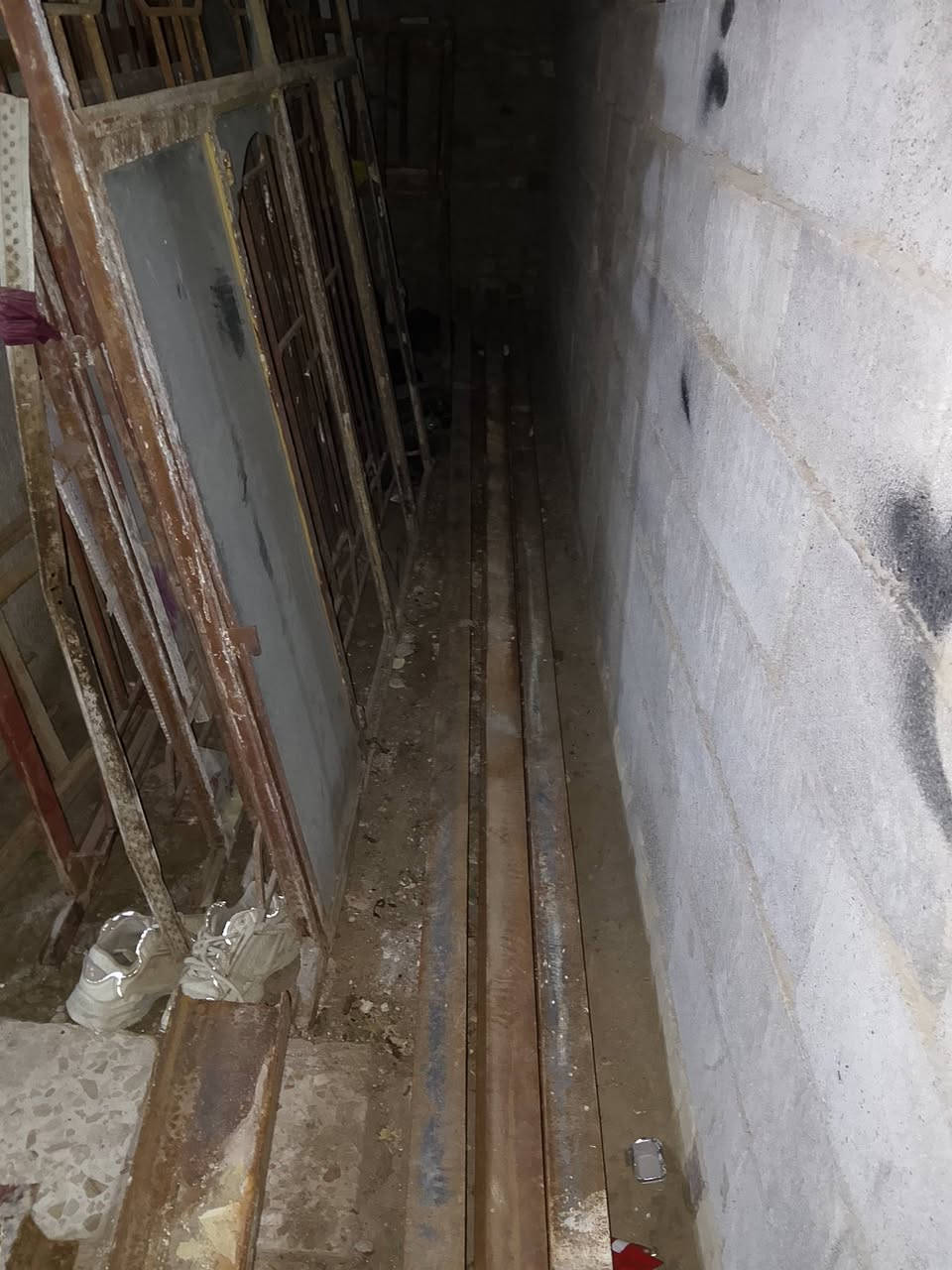 السلام عليكم متوفر ابواب وشبابيك حديد ثقيل وباب خشب وباب رئيسي
***********
