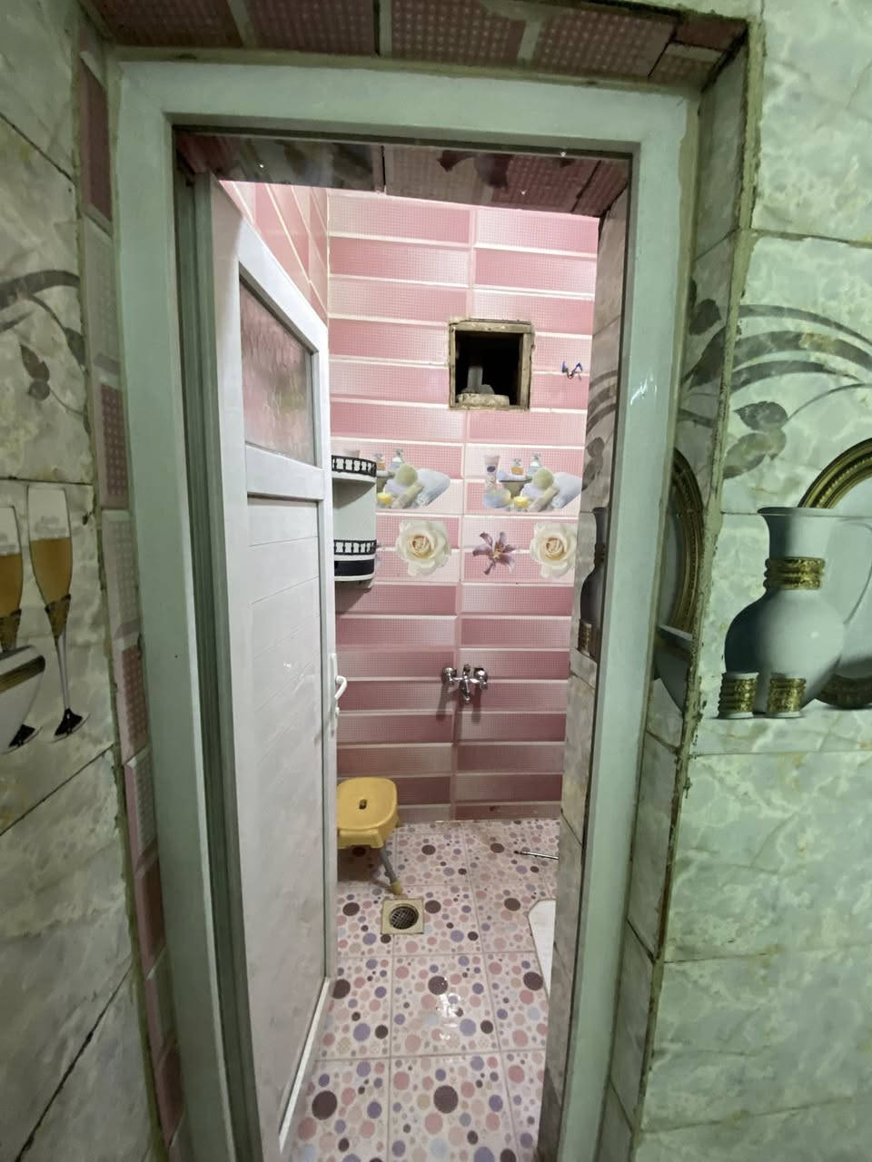 أعاده النشر ❗️
منزل طابق ثاني للأيجار 
البيت مفصول تماماً عن الطابق الأرضي مثل مدشوف البيت نضيف لدرجه بل حياطين تتمره 
سخانك وحد 
خزانات الماء خزانين ابو ال 500L 
واير سحب موجود واصل للبورد 
علماً ان يتوفر انترنيت مجاني 🌟
محتويات البيت : 
غرفه 5x5 
صاله متوسطه المنزل 
استقبال 4x5
خدمات مشتركه وانتو بكرامه 
والصور توضحلكم نضافه البيت 🌿
الموقع 📍(الدورى،الميكانيك، قرب جامع احمد المختار )
الأيجار 325الف  
هـ*********** 
ملاحضه: اني صاحب البيت مو دلال فلتشيل هم عموله العقار
