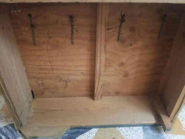 ديوان خشب عراقي ثقيل 
عشر امتار 
سعر 250 
مكانه حي السماح
للاستفسار اتصل***********
