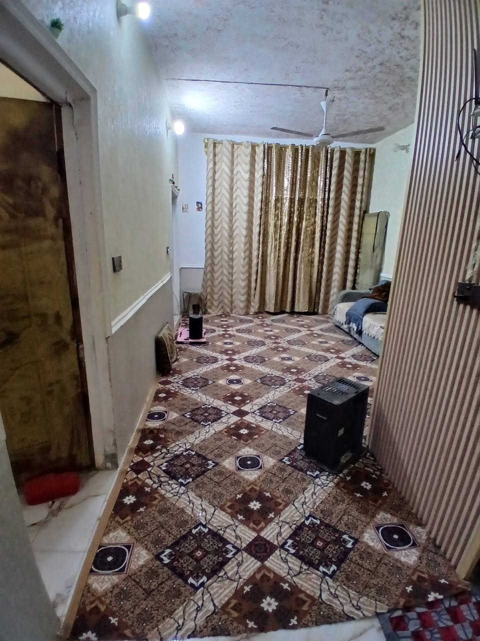بيت ركن للبيع مساحه ١٥٥م يتكون من غرفتين وصاله ومطبخ واستقبال ومنور قرب حي الحضاره اسواق الجود منطقة ال ابو جاسم هذا رقم ***********

