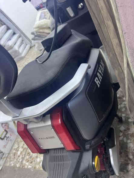 سلام عليكم دراجه شحن الصاعقه  ماشيه اقل 500 يعني زيرو جديده جدا سعره 1200000 مكاني حي العدل ***********
