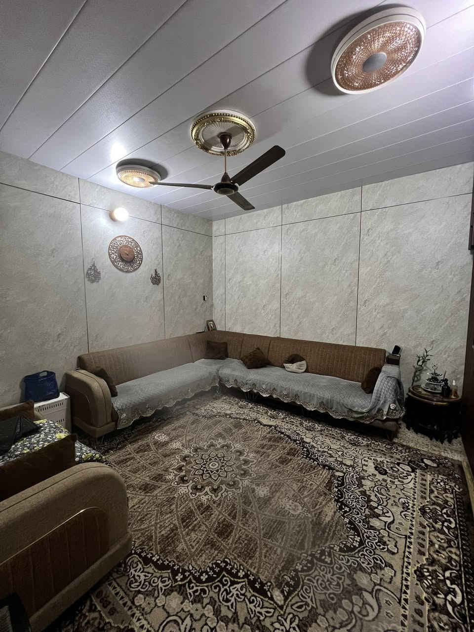 السلام عليكم 
نصف قطعه خلفية المساحه 72متر قطاع 9 على شارع الفلاح  ممر و حوش مسكف واستقبال وغرفه وصحيات ومطبخ جوة وفوك غرفتين وحدة صغيرة وحدة جبيرة وسطح لاستفسار الاتصال على الرقم *********** أو مراسلة وتساب أو ماسنجر
