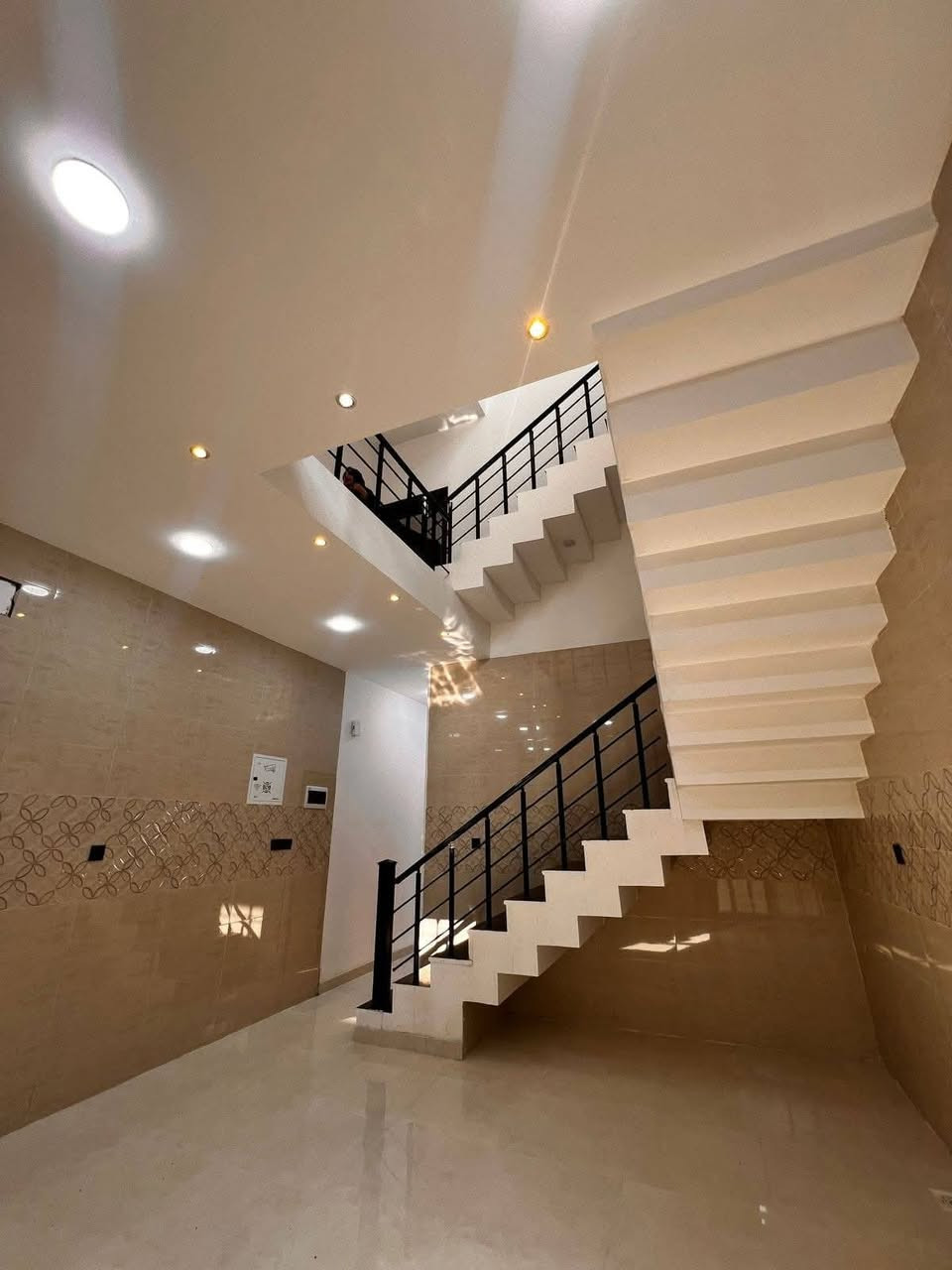 #حمورابي_لوساطة_العقار
دار 100 م للبيع المخابرات مربع ال٣٠٠

 زيرو واجهة 5 م 

يحتوي على 4 غرف 

 وصحيات عدد 2

بناء حديث درجة اولى واجهة مرمر 

حي الجهاد المخابرات مربع 300

للاستفسار اتصال أو واتساب 

*********** مكتب حمورابي لوساطة العقار.
