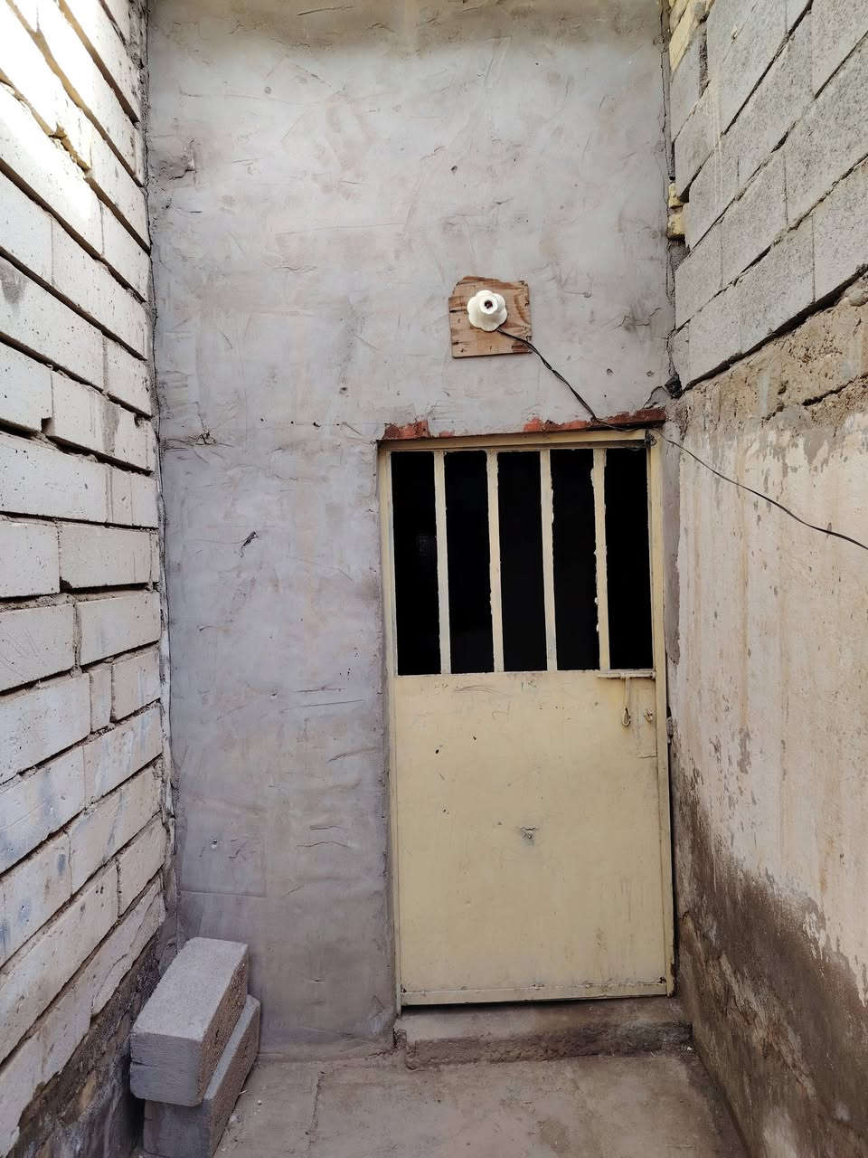 سلام عليكم بيت حواسم للبيع مامعوض في منطقه الدبيسات البيت مسلك ومتوجه بي ستقبال عكاده + غرفه عكاده + المطبخ جينكوو + المدخل سندويج + الصحيات عكاده +قطعه وره البيت الاستفسار ع رقم ***********
