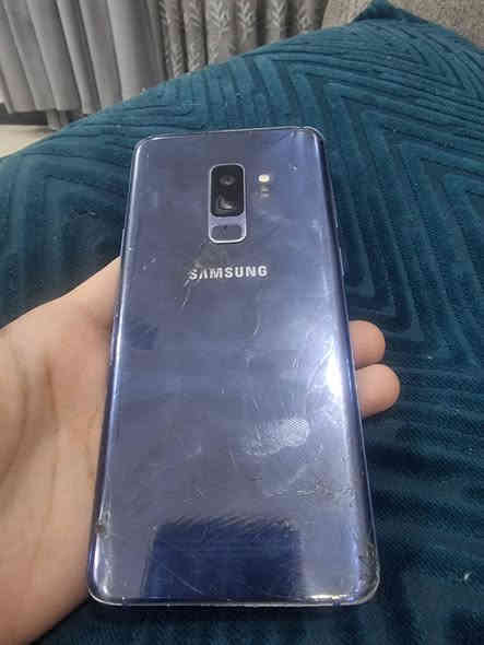 سلام عليكم 
سامسونك s9+ بلاس
لون ازرك ذاكرته 128 بيه فطور مثل ما موضح بالصور بالشاشه و بالظهر ابد ما مأثر عليه ولا عل لمس مالته شغال من كل النواحي رايده ب 70 الف وبيه مجال مكاني بغداد قريب على جامع النداء اي استفسار رقمي ***********
موجود واتساب وملاحضه لايوجد توصيل
