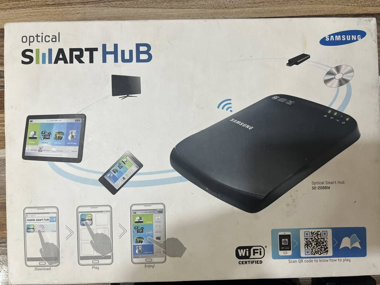هذا المنتج هو Samsung Optical Smart Hub SE-208BW.
هو جهاز متعدد الاستخدامات يعمل كـ محرك أقراص ضوئية خارجي (DVD±RW) للكمبيوتر.
يمكن استخدامه أيضًا كخادم وسائط لاسلكي (Wi-Fi Wireless) لمشاركة الملفات والأقراص مع أجهزة متعددة مثل الهواتف الذكية والأجهزة اللوحية.
يحتوي الجهاز على منفذ USB لتمكين مشاركة البيانات أو الطابعات عبر الشبكه


**إذا كنت صاحب هذا الإعلان وتريد حذفه لأي سبب، رجاءا أرسل رسالة إلى الدعم الفني**