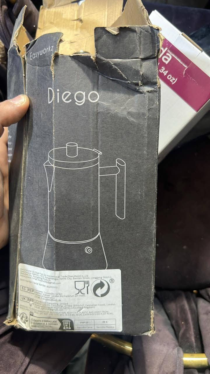 متوفر 
موكا بوت Easyworkz Diego هي صانعة إسبريسو أنيقة ومتينة مصنوعة من الفولاذ المقاوم للصدأ، وتتميز بتصميم كلاسيكي إيطالي يعمل على جميع أنواع المواقد، بما في ذلك الحث الحراري (induction). 
الميزات والتصميم
المادة: صُنعت موكا بوت Easyworkz Diego من فولاذ مقاوم للصدأ عالي الجودة (18/8) مع تشطيب مصقول عاكس، مما يجعلها مقاومة للصدأ والتآكل وتضمن عمرًا طويلاً.
التوافق مع المواقد: تتميز بقاعدة مغناطيسية ثقيلة تضمن توزيعًا متساويًا للحرارة، مما يجعلها مناسبة للاستخدام على مواقد الغاز والكهرباء والسيراميك والحث الحراري.
التصميم: تتمتع بتصميم إيطالي أنيق وخالد، وتتضمن غطاءً ومقبضًا معزولين ومقاومًا للحرارة لتوفير استخدام آمن ومريح.
السلامة والراحة: تحتوي على صمام أمان إيطالي لضمان الاستخدام الآمن، وتأتي بعض الإصدارات مع مخفض (reducer) يسمح بتحضير كمية أقل من القهوة في كل مرة.
سهولة التنظيف: يمكن فكها وتركيبها بسهولة لتنظيفها يدويًا تحت الماء الجاري، وهي أيضًا آمنة للاستخدام في غسالة الصحون، على الرغم من أن بعض المراجعات توصي بالغسل اليدوي للحفاظ على أفضل النتائج.


**إذا كنت صاحب هذا الإعلان وتريد حذفه لأي سبب، رجاءا أرسل رسالة إلى الدعم الفني**