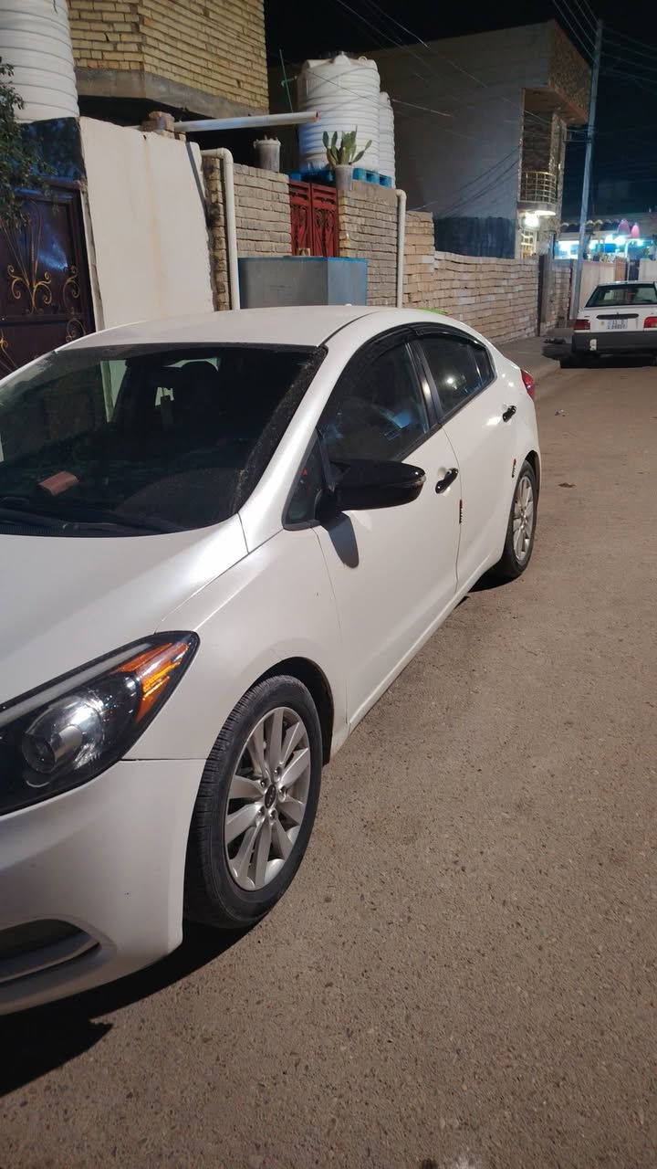 سيارة فورتي 2015 ماشيه 104ميل  امريكي ابيض رقم بغداد .. 4 سلندر... محرك دوش المرغوب . حجم المحرك 1800 .. نظيفة جداً شاشة اصلية لمس .. كامرة خلفية . AUx ..USB . مانعع
انزلاق .. نظام ايكو .. نظام كروس .. تحكم ستيرن . ويل-كب نيكل كروم .. اشارة بالمري .. مري كهرباء .. تبريد 
ثلج ❤❤❤❤سعر 107بيها مجال 
حادث بسيط جداً ( باب السائق ) ومصلح بامريكا وراجع بلادي السيارة نظيفة جدأً ، عزم وعزل ممتاز عنوان بغداد تقاطع النهروان ***********
