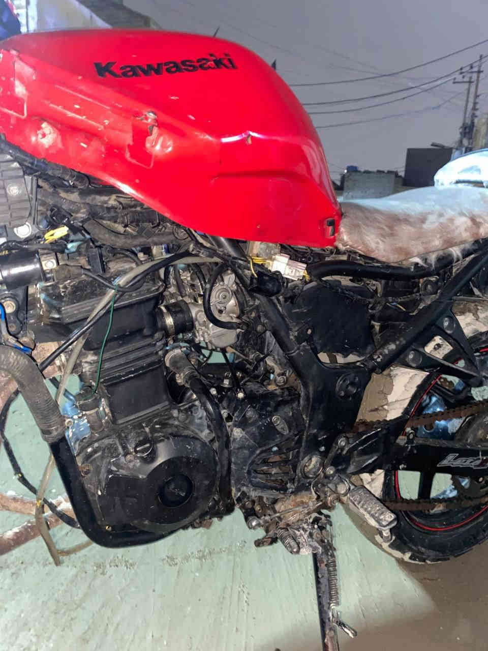 سلام عليكم شباب كاوسكي ربع 
الدراجه خير من الله الدراجه شغاله بس ذب دهن 
تجي تفحص وتشوف شوفت عينك الدواجه 
بس الجبنه ماعرف شبيها المهم هاي الدراجه  للبيع مكاني بغداد بلديات ***********
