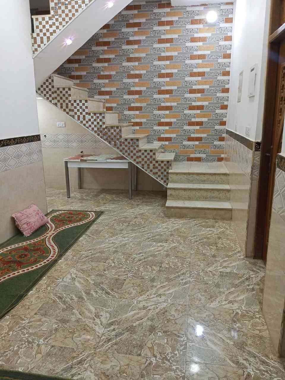 سلام عليكم.
بيت للبيع ....طابقين
 واجهيه 10م
مساحه 100م. مربع بطن ركن شارع 15
العنوان .حي الموظفين 8000
البيت يحتوي على استقبال .مطبخ .غرفه نوم.صاله .صحيات. طابق ارضي
طابق ثاني.غرفه نوم .صاله.صحيات .///استقبال .مطبخ. بناء  السقف  خدمات ماء. تبليط .مجاري.. علما مطلوب اسكان.......
***********
