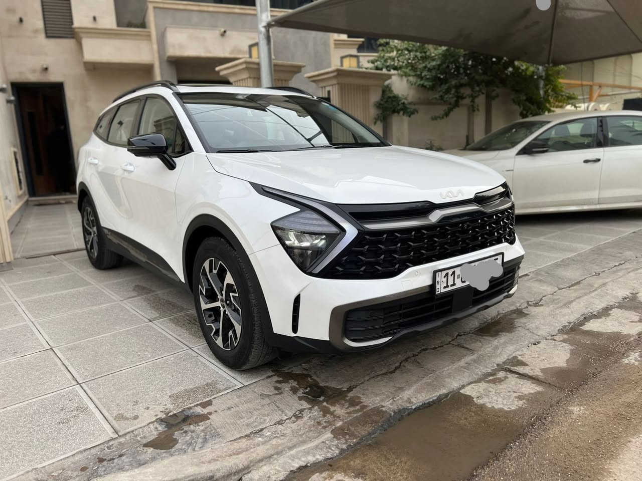 السلام عليكم 
سبورتج هايبرد تجمع الصين مكفوله كفاله عامه 
ماشيه ١٧ الف 
فوول مواصفات 
بانوراما 
بصمه تشغيل وابواب 
داخل جلد كراسي كهرباء مع تدفئه وتبريد للمقاعد 
ستيرن تدفئه 
حساس امامي وخلفي 
لايت زنون بك لايت لد 
صندوق كهرباء 
كير ماوس 
كامرات عدد ٤ 
شفتات بالستيرن 
داخل جلد ابيض ونيلي 
مواصفات هوايه 
المهم اعلى فئه 
رقم بغداد بسمي 
مكانها بغداد الكراده 
السعر ٢٣٥ وبيها مجال بسيط 
***********
